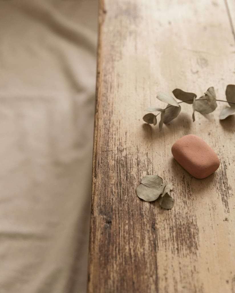 Warmes Holz im weichen Seitenlicht, ruhige organische Struktur